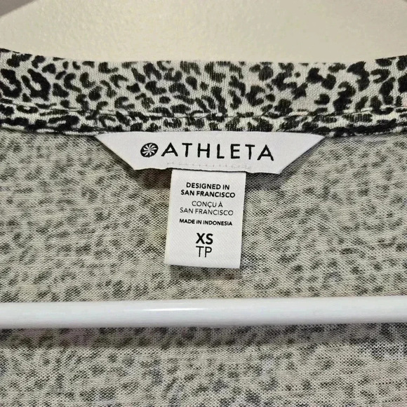 Athleta Breezy V-Neck T-Shirt Women’s Leopard Print Size XS #020 - Picture 5 of 8